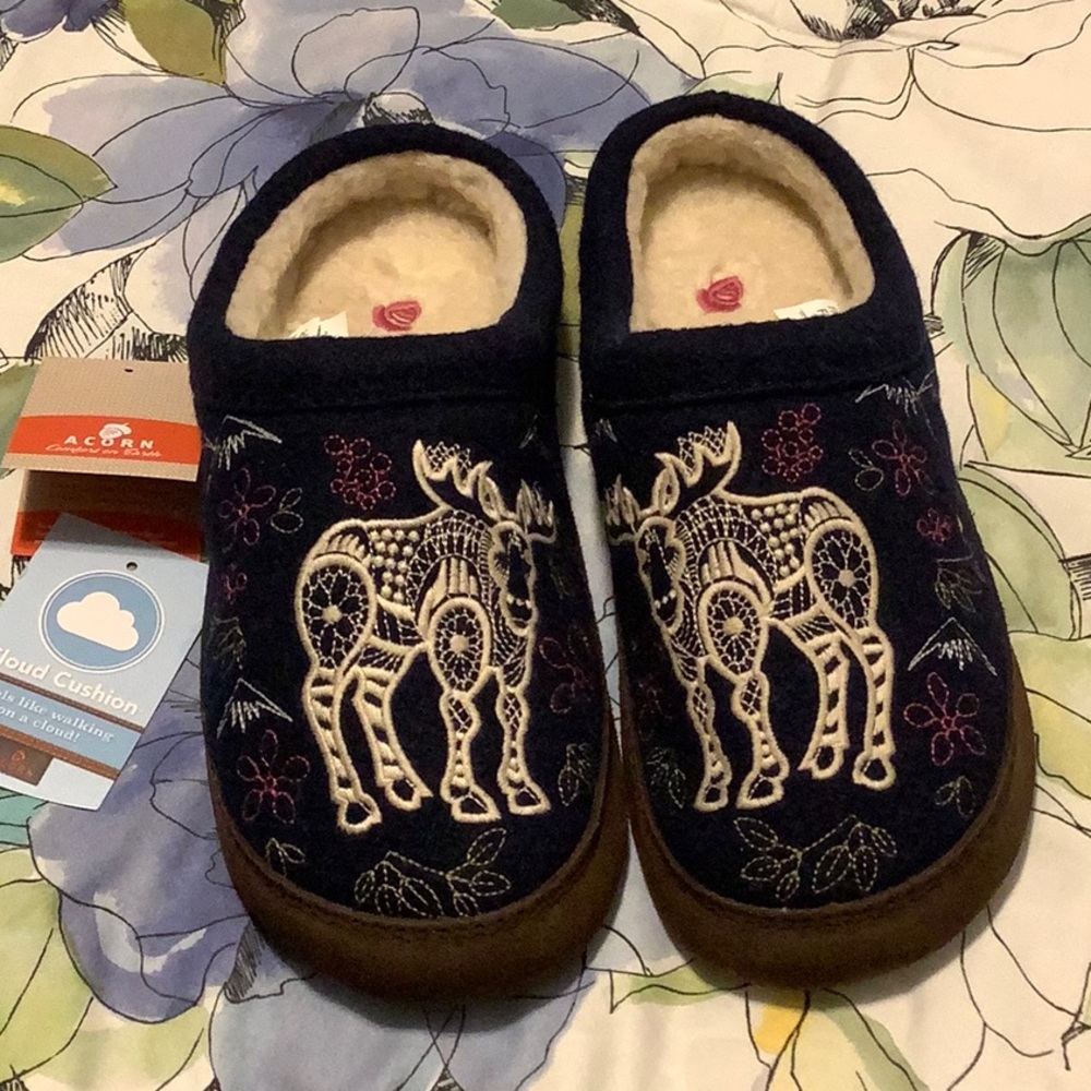 NWT Acorn wool moose embroidered slippers, navy, slip resistant, berber lining